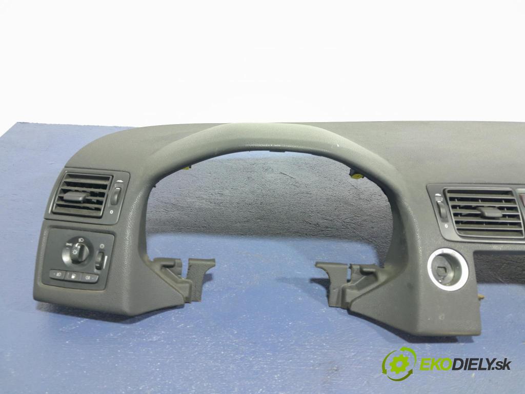 Volvo V50 2005 kokpit,pristrojová doska 01