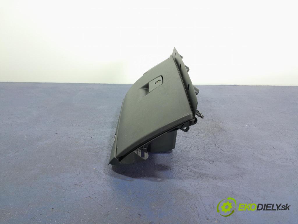 Volvo V50 2005 kokpit,pristrojová doska 01