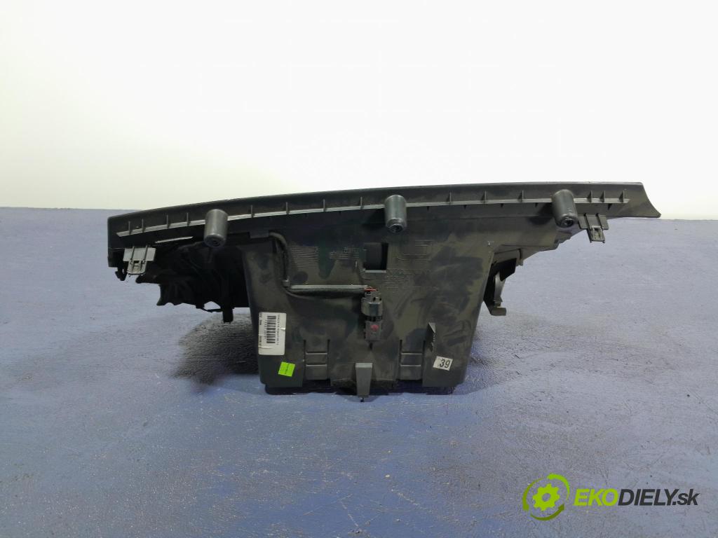 Volvo V50 2005 kokpit,pristrojová doska 01