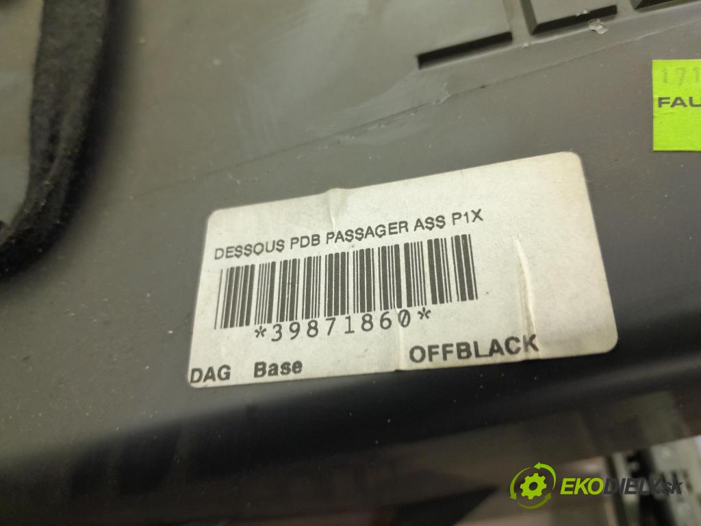 Volvo V50 2005 kokpit,pristrojová doska 01