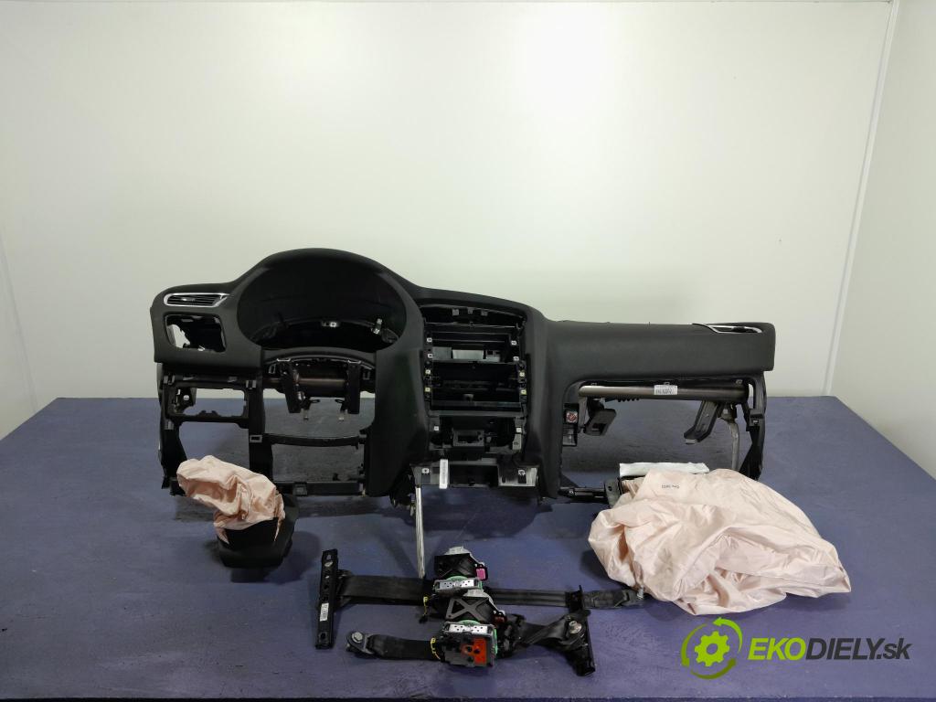Citroen C4 2016 kokpit,pristrojová doska 01