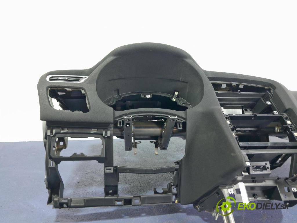 Citroen C4 2016 kokpit,pristrojová doska 01