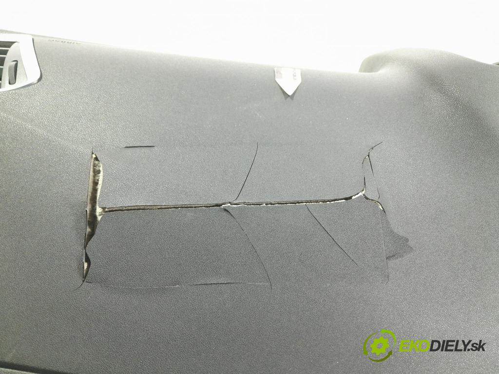 Citroen C4 2016 kokpit,pristrojová doska 01