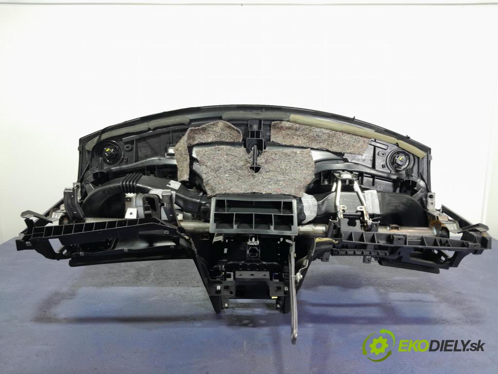 Citroen C4 2016 kokpit,pristrojová doska 01