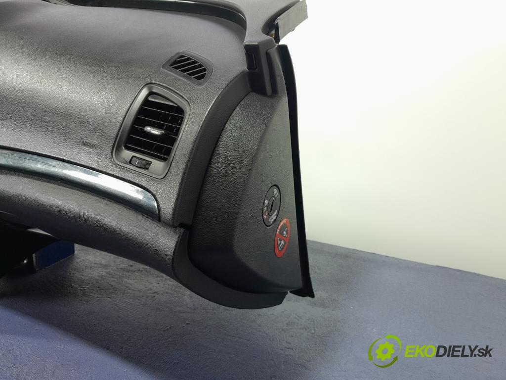 Opel Insignia 2011 kokpit,pristrojová doska 01