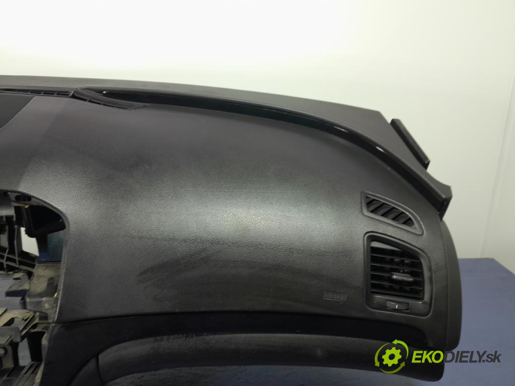 Opel Insignia 2011 kokpit,pristrojová doska 01