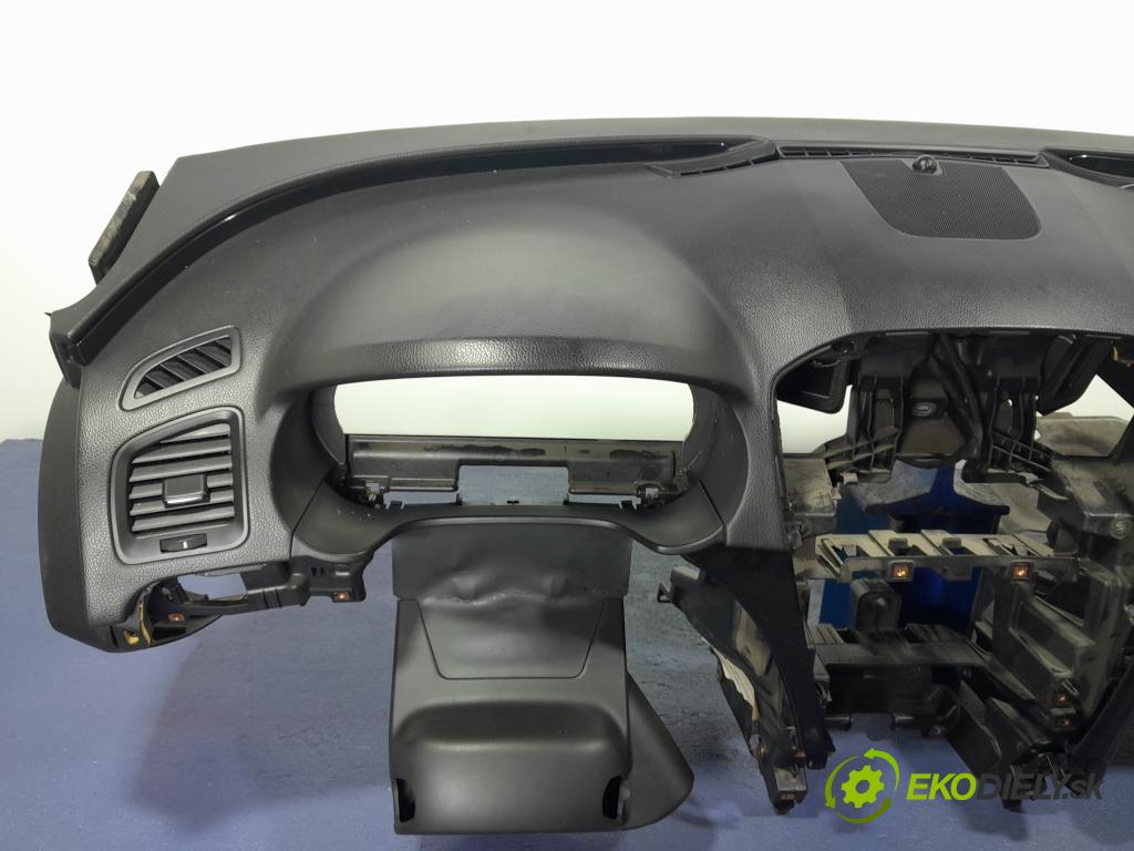 Opel Insignia 2011 kokpit,pristrojová doska 01