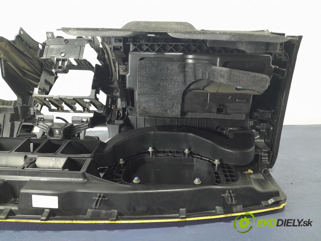 Opel Insignia 2011 kokpit,pristrojová doska 01
