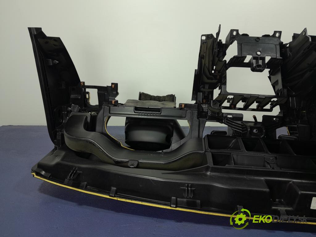 Opel Insignia 2011 kokpit,pristrojová doska 01