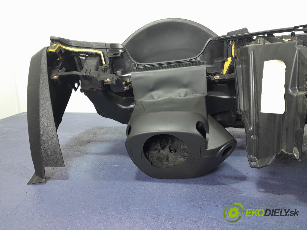 Opel Insignia 2011 kokpit,pristrojová doska 01