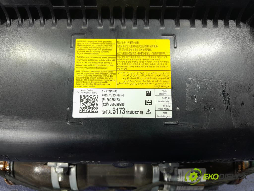 Opel Insignia 2011 kokpit,pristrojová doska 01