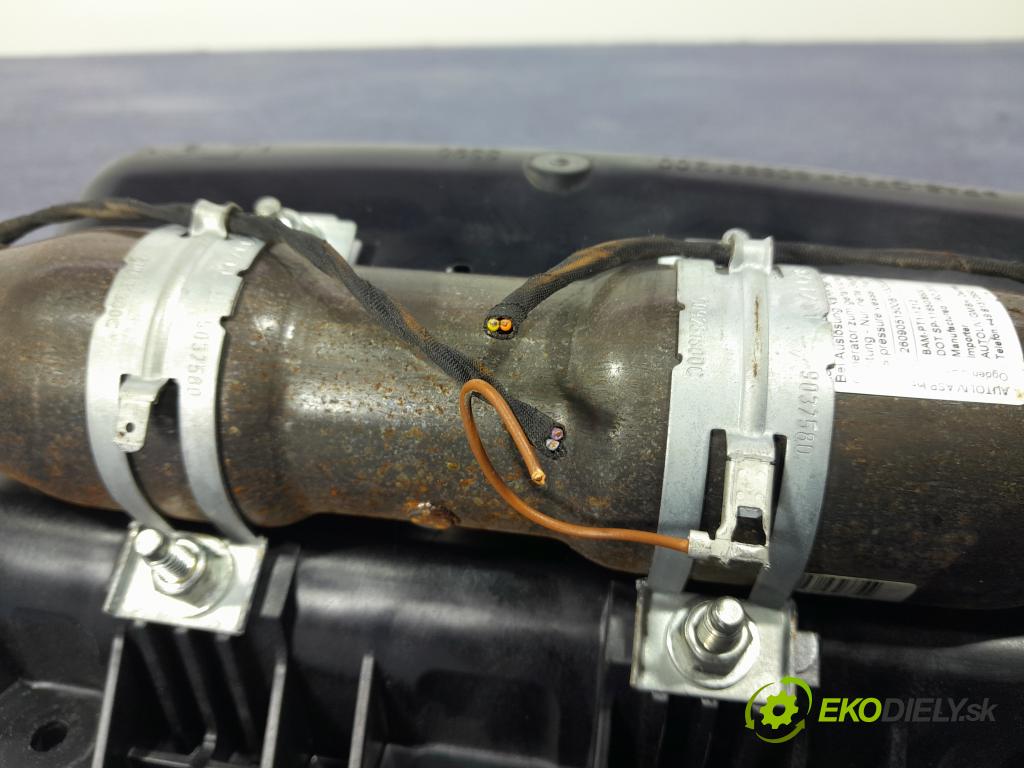 Opel Insignia 2011 kokpit,pristrojová doska 01