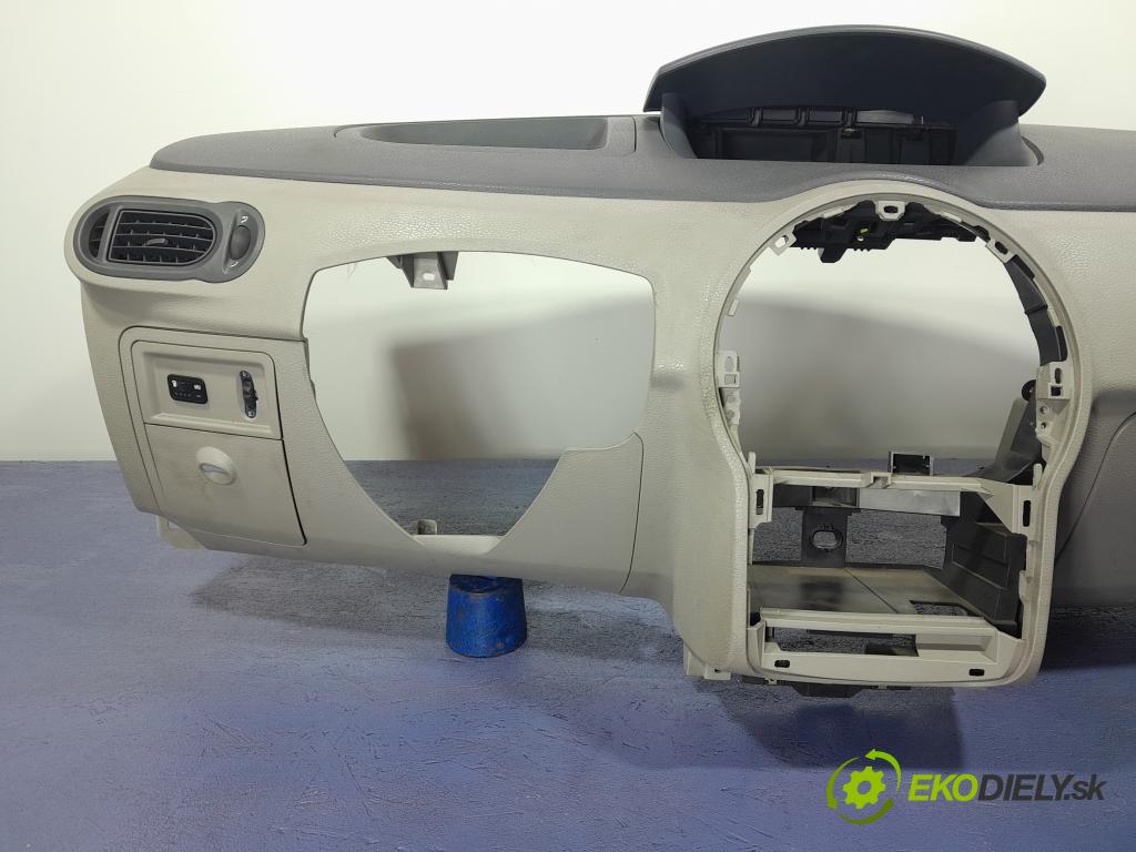 Renault Modus 2005 kokpit,pristrojová doska 01