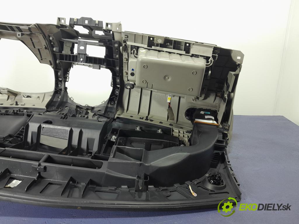 Renault Modus 2005 kokpit,pristrojová doska 01