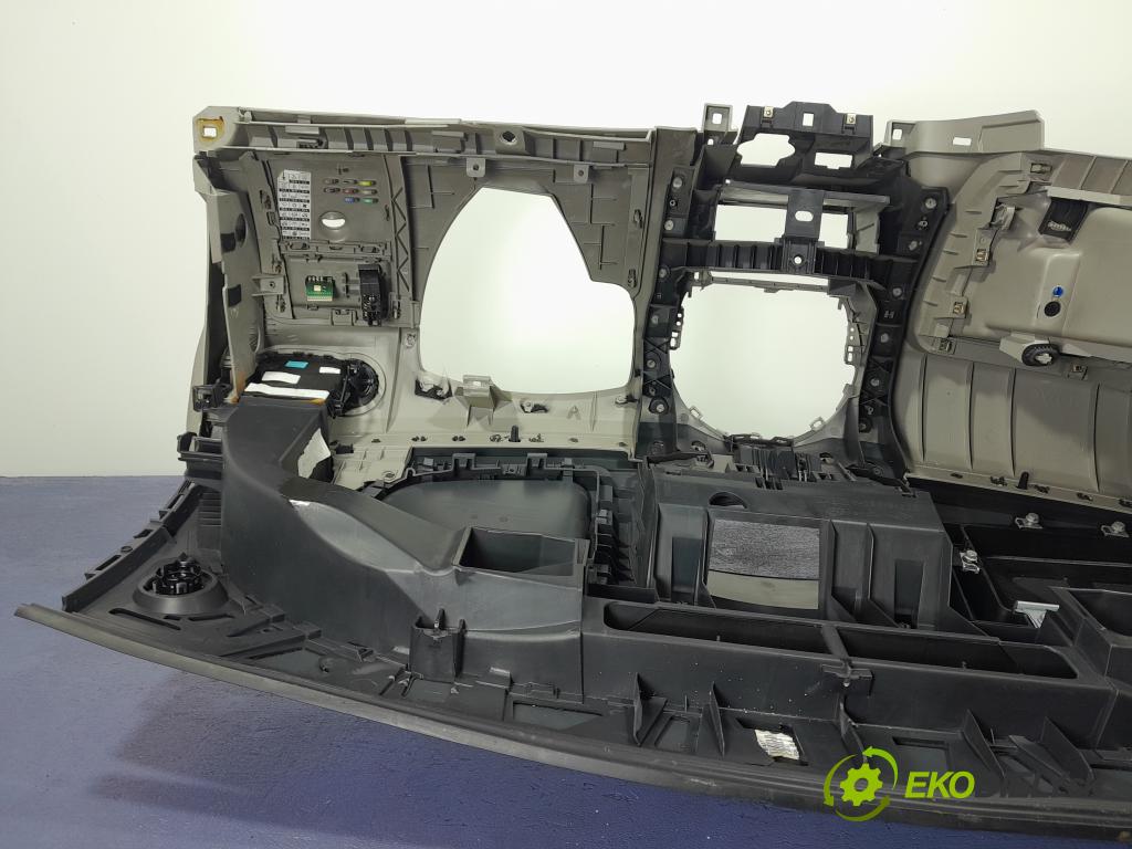 Renault Modus 2005 kokpit,pristrojová doska 01