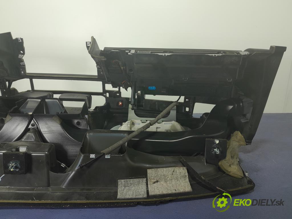 Bmw Seria 7 2006 kokpit,pristrojová doska 01