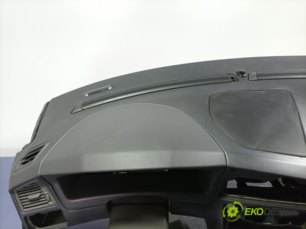 Volvo S60 2001 kokpit,pristrojová doska 01