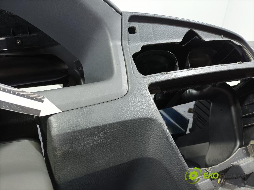 Volvo S60 2001 kokpit,pristrojová doska 01