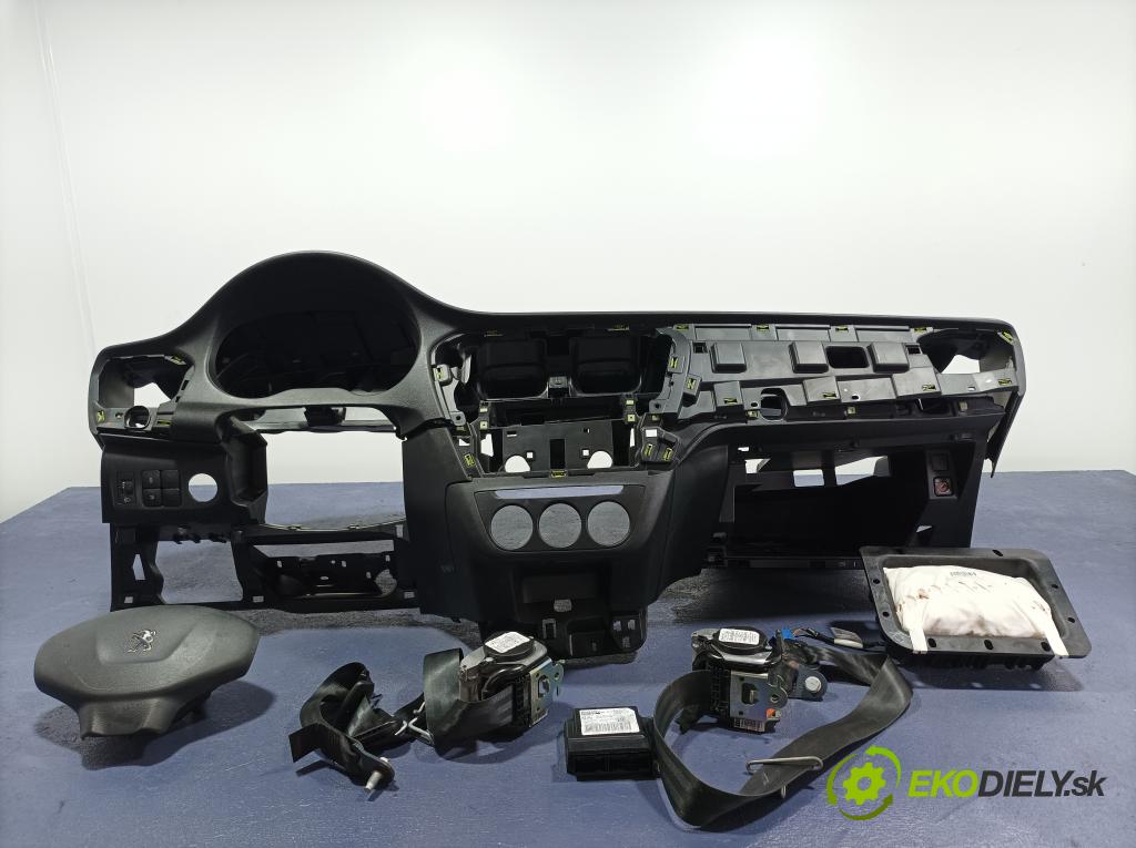 Peugeot 301 2017 kokpit,pristrojová doska 01