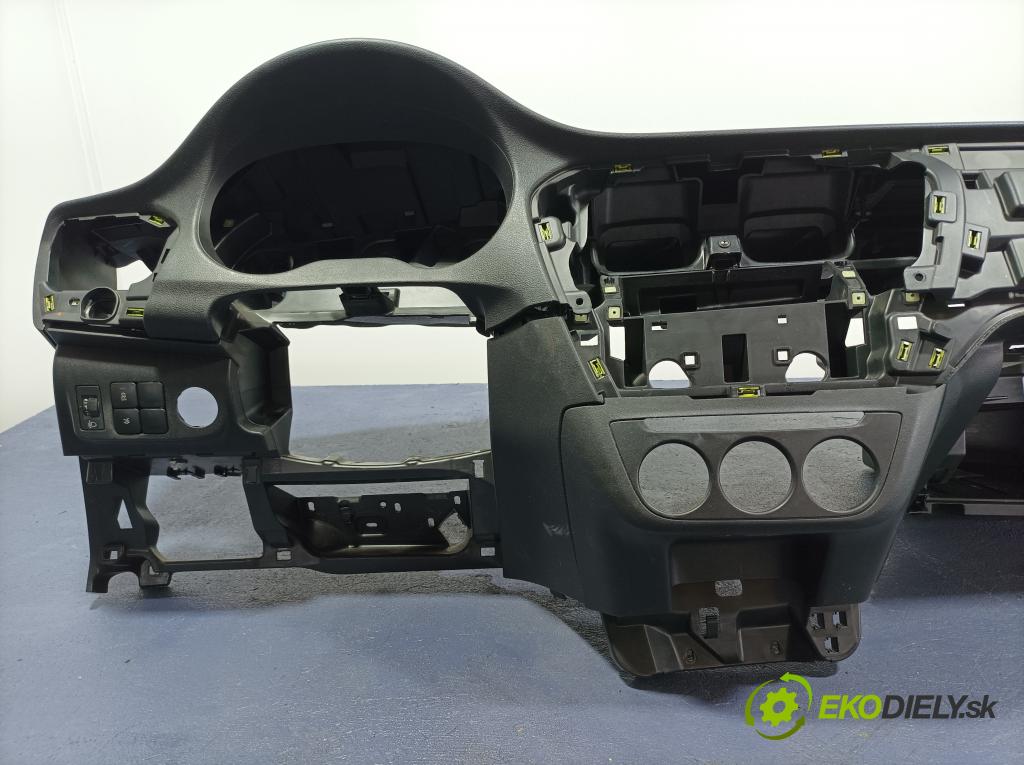 Peugeot 301 2017 kokpit,pristrojová doska 01