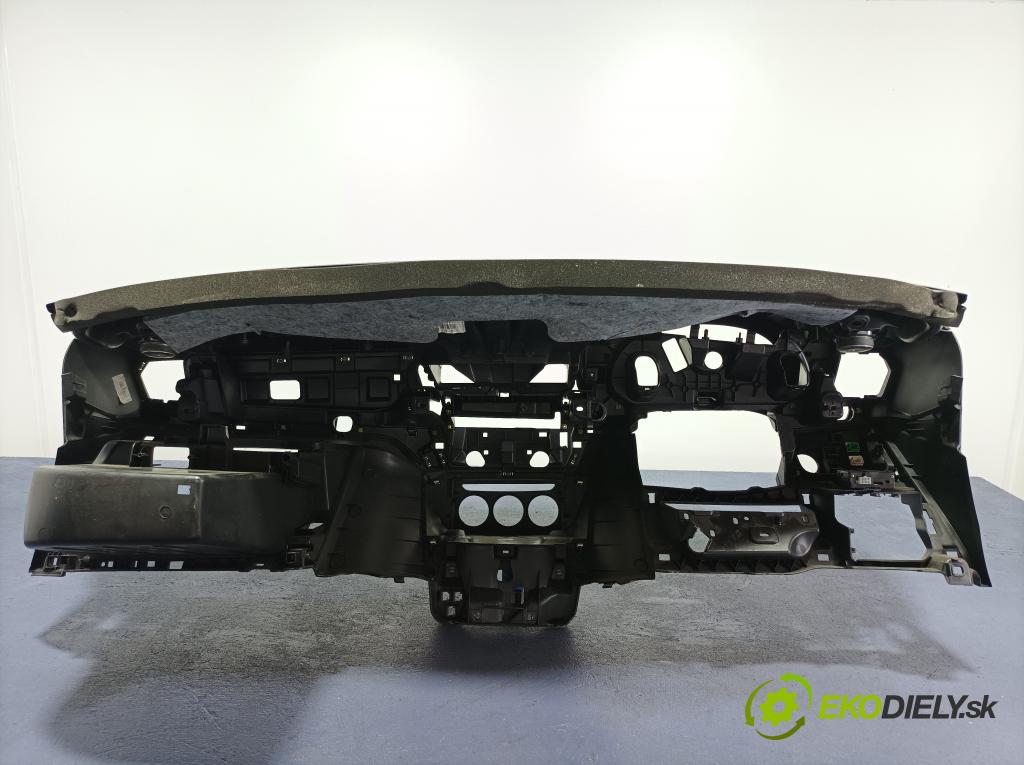 Peugeot 301 2017 kokpit,pristrojová doska 01