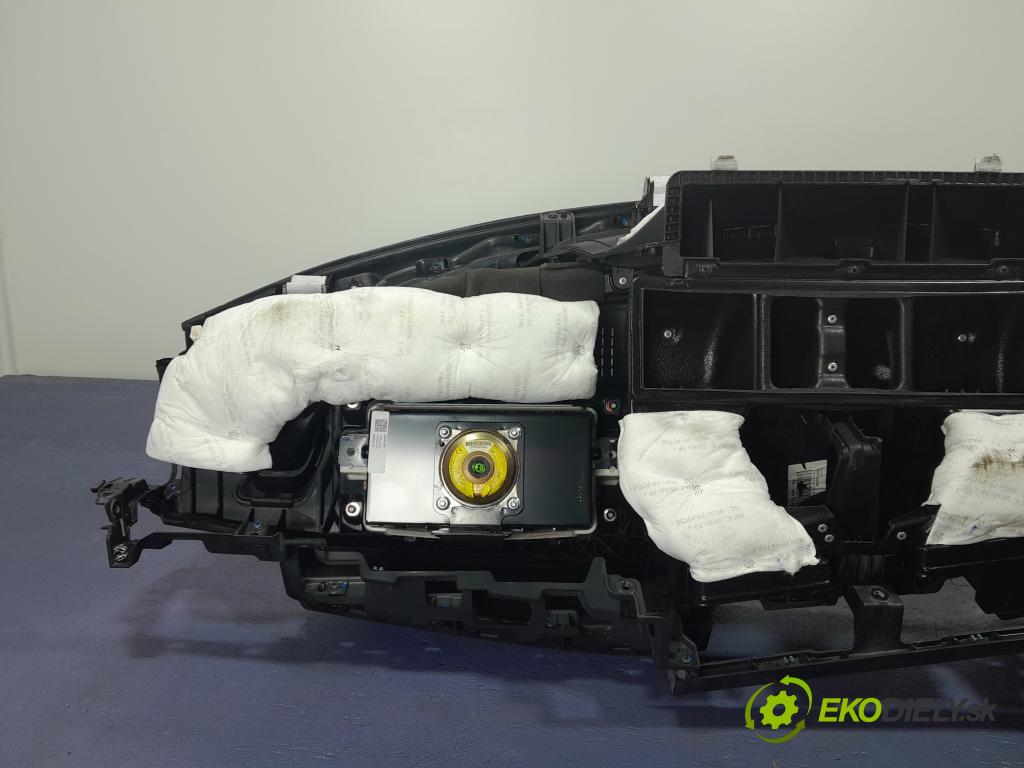 Kia Optima 2016 kokpit,pristrojová doska 01