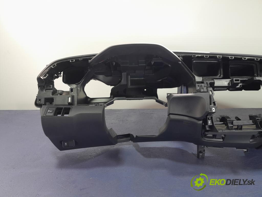 Honda Civic 2020 kokpit,pristrojová doska 01