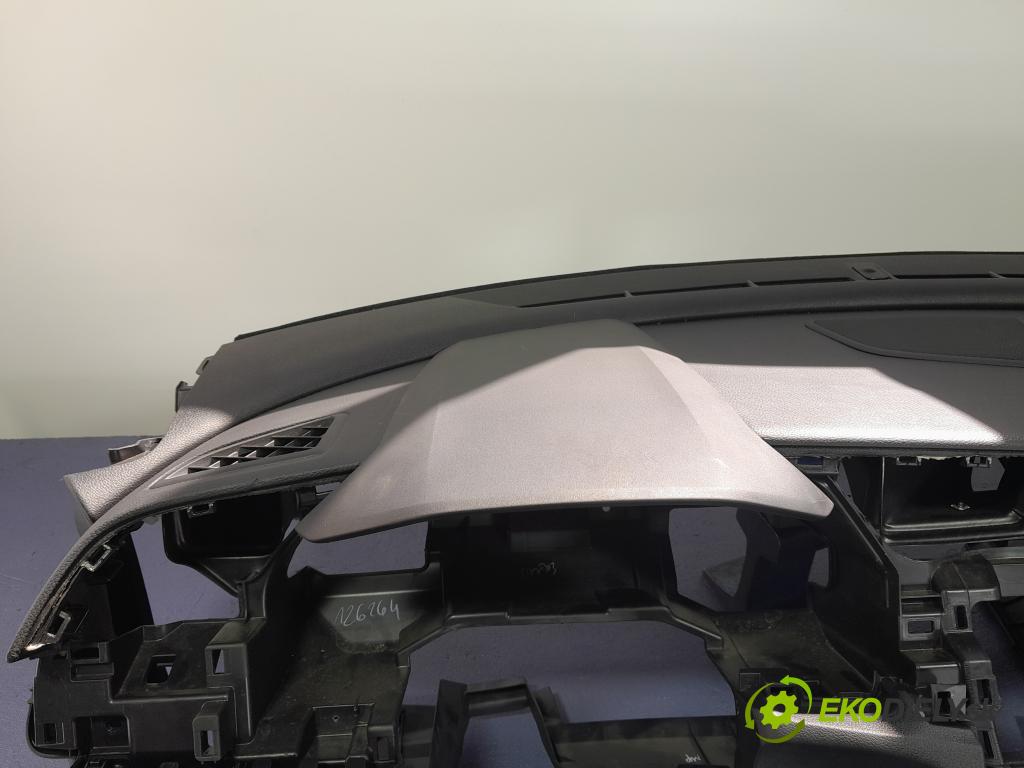 Honda Civic 2020 kokpit,pristrojová doska 01