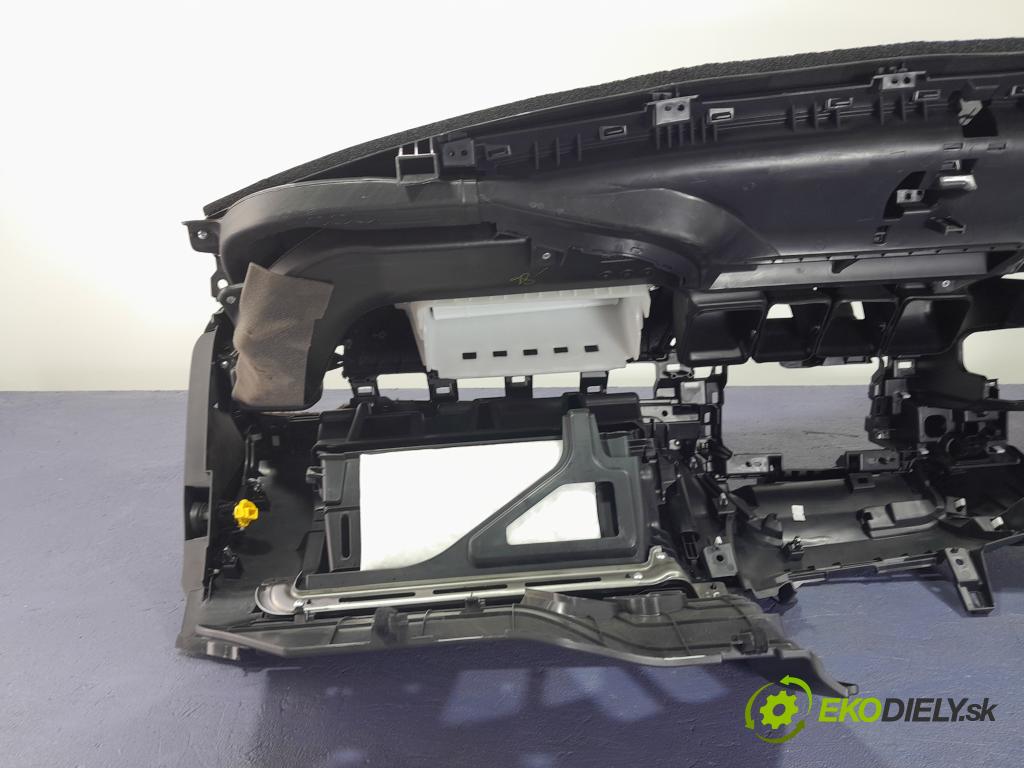 Honda Civic 2020 kokpit,pristrojová doska 01