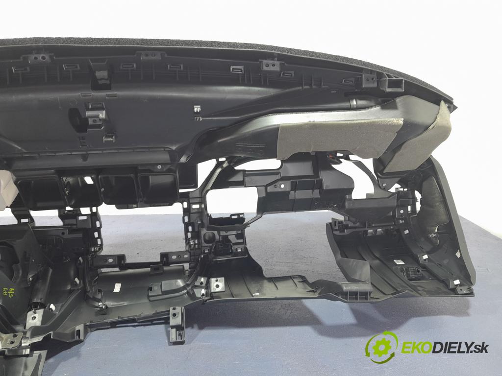 Honda Civic 2020 kokpit,pristrojová doska 01