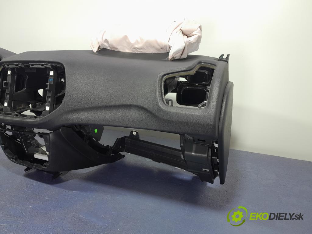 Jeep Compass 2017 kokpit,pristrojová doska 01
