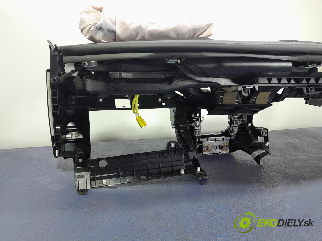Jeep Compass 2017 kokpit,pristrojová doska 01