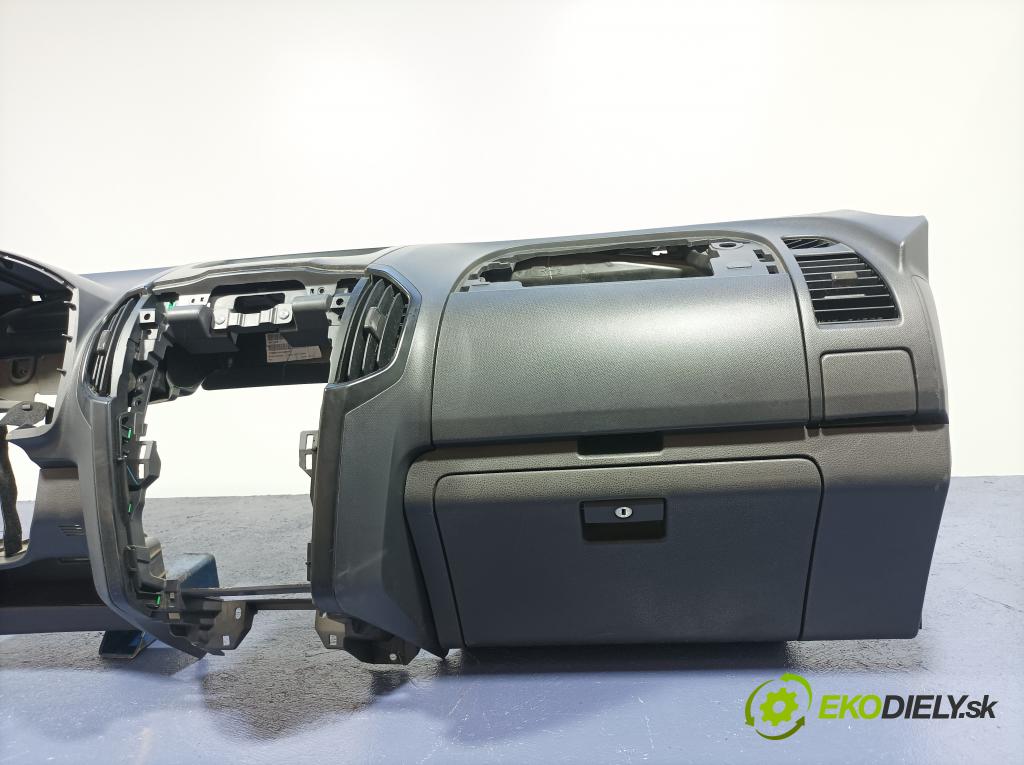 Isuzu --- 2018 kokpit,pristrojová doska 01