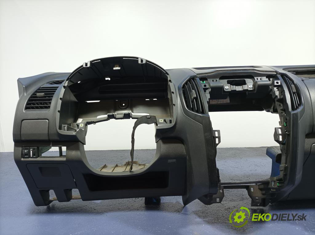 Isuzu --- 2018 kokpit,pristrojová doska 01
