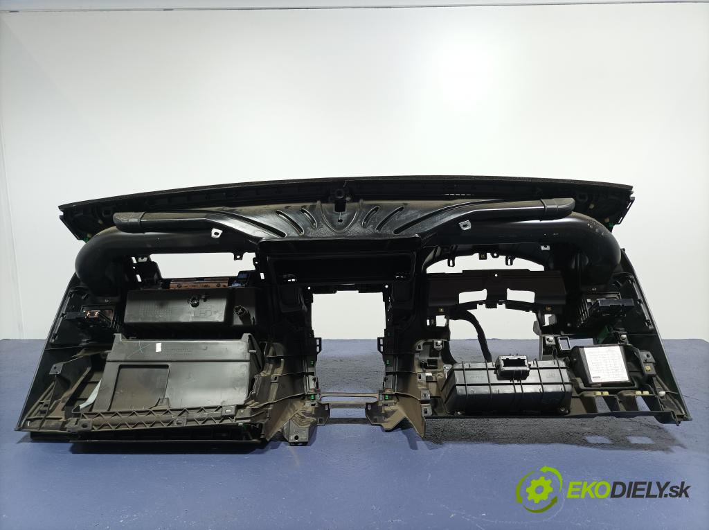 Isuzu --- 2018 kokpit,pristrojová doska 01