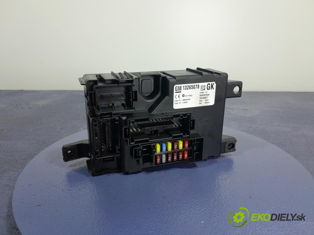 Opel Corsa 2007 skříňka Pojistky 13265078 GK
