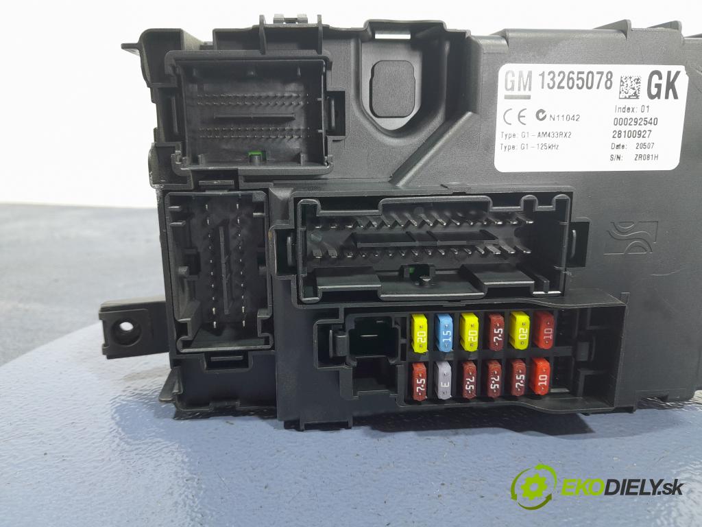 Opel Corsa 2007 skříňka Pojistky 13265078 GK