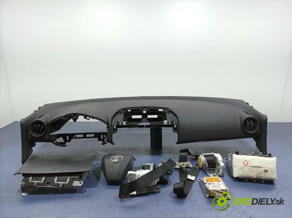 Toyota Rav4 2012 kokpit,pristrojová doska 01