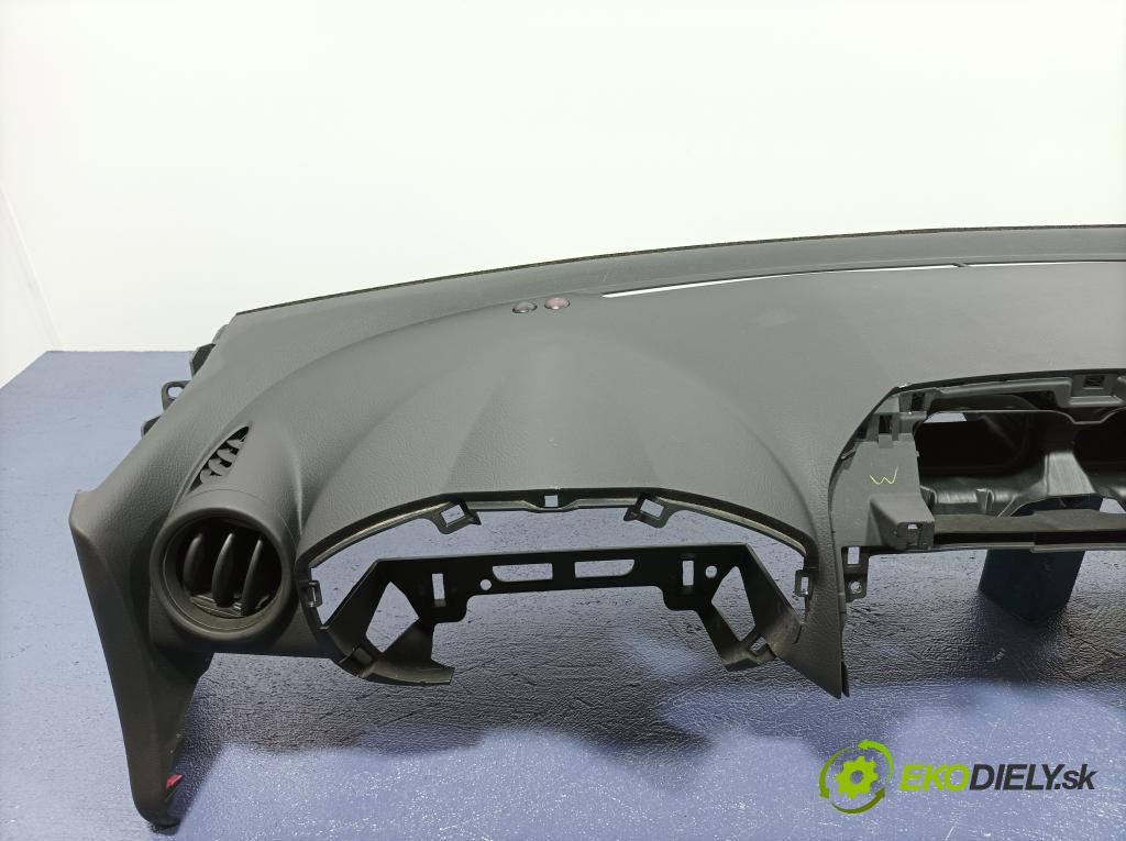 Toyota Rav4 2012 kokpit,pristrojová doska 01