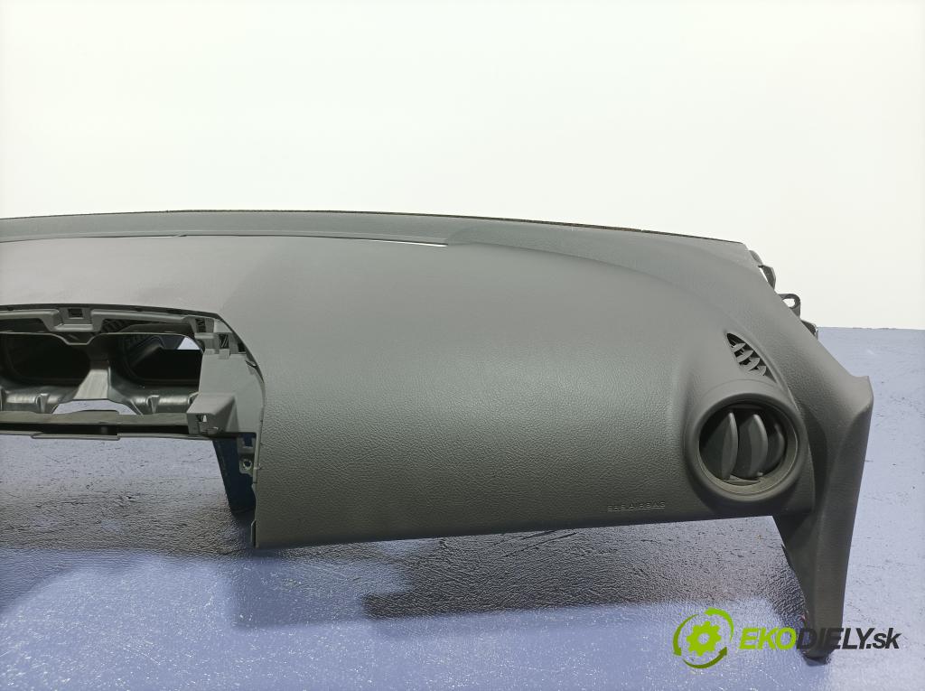 Toyota Rav4 2012 kokpit,pristrojová doska 01