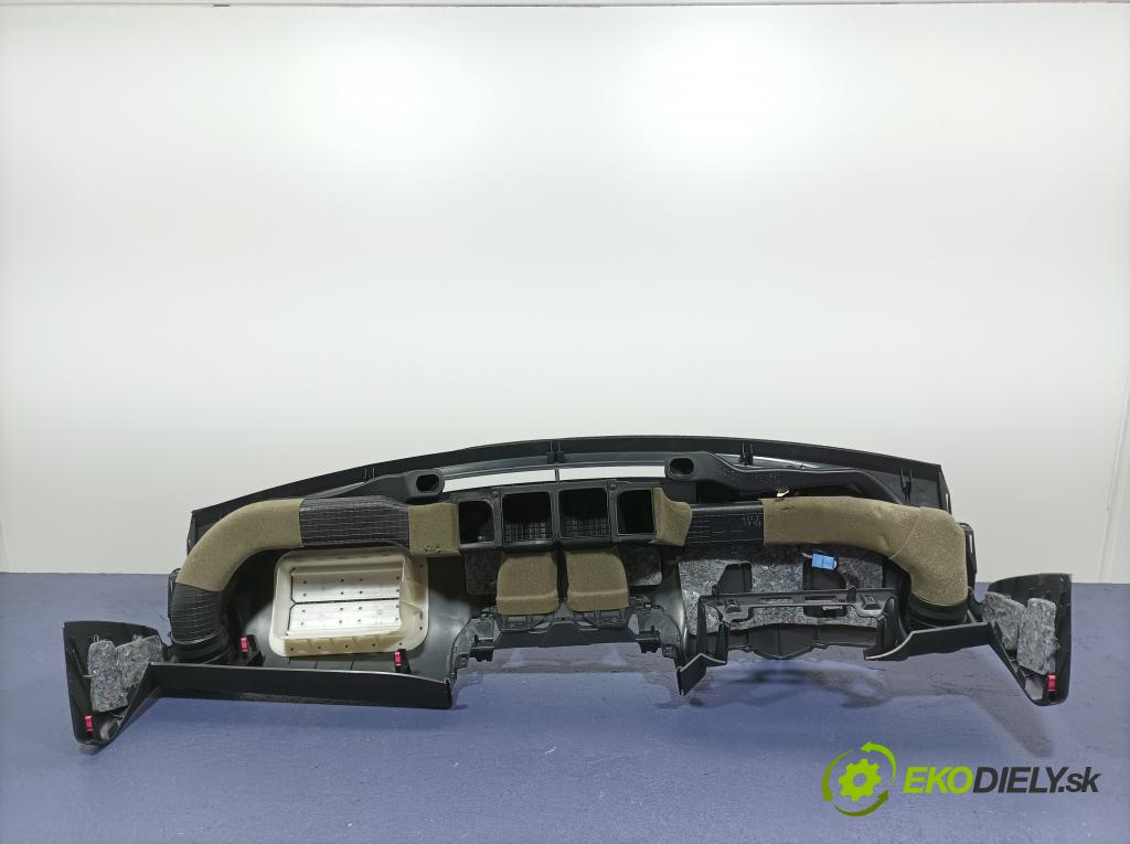 Toyota Rav4 2012 kokpit,pristrojová doska 01