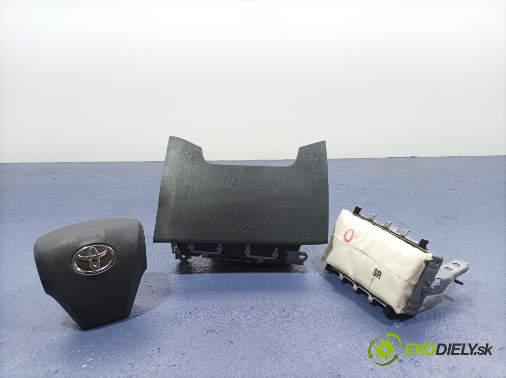 Toyota Rav4 2012 kokpit,pristrojová doska 01