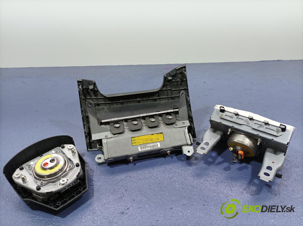 Toyota Rav4 2012 kokpit,pristrojová doska 01