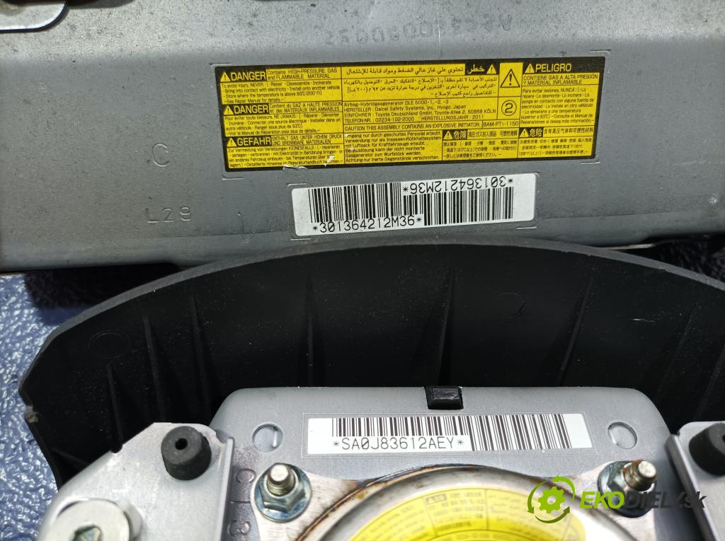 Toyota Rav4 2012 kokpit,pristrojová doska 01