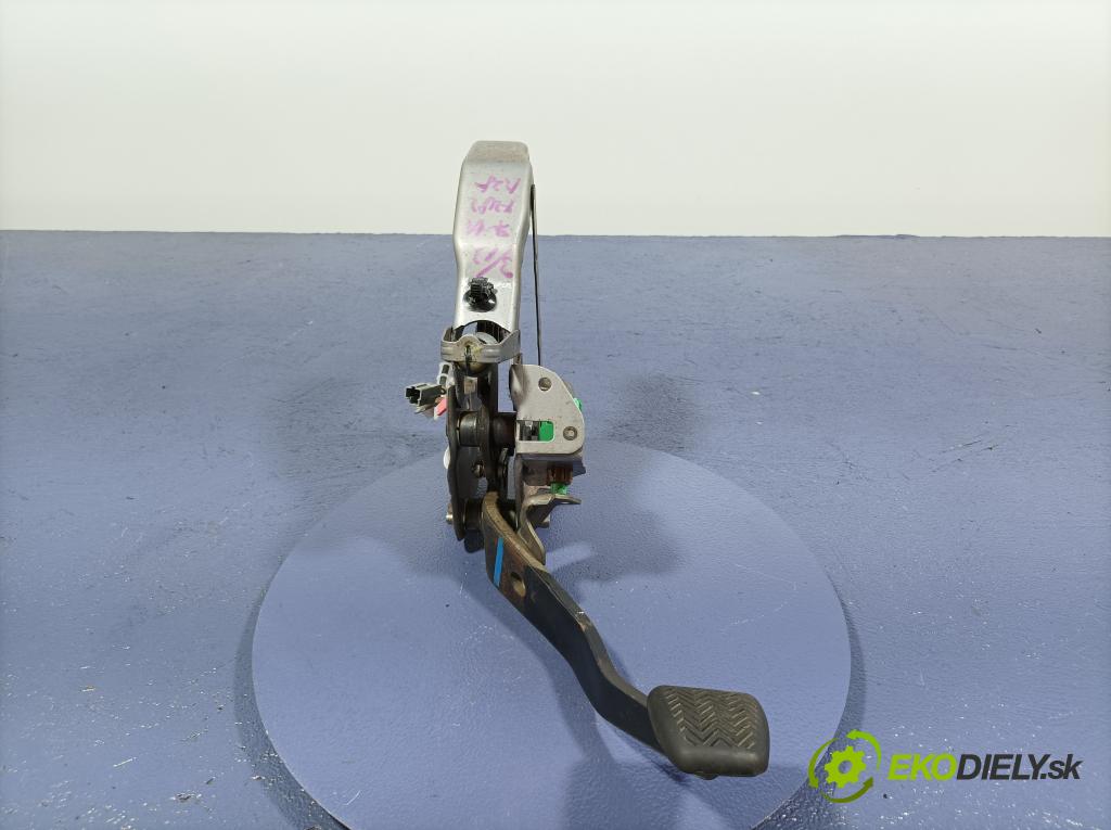 Toyota Rav4 2012 pedále 01