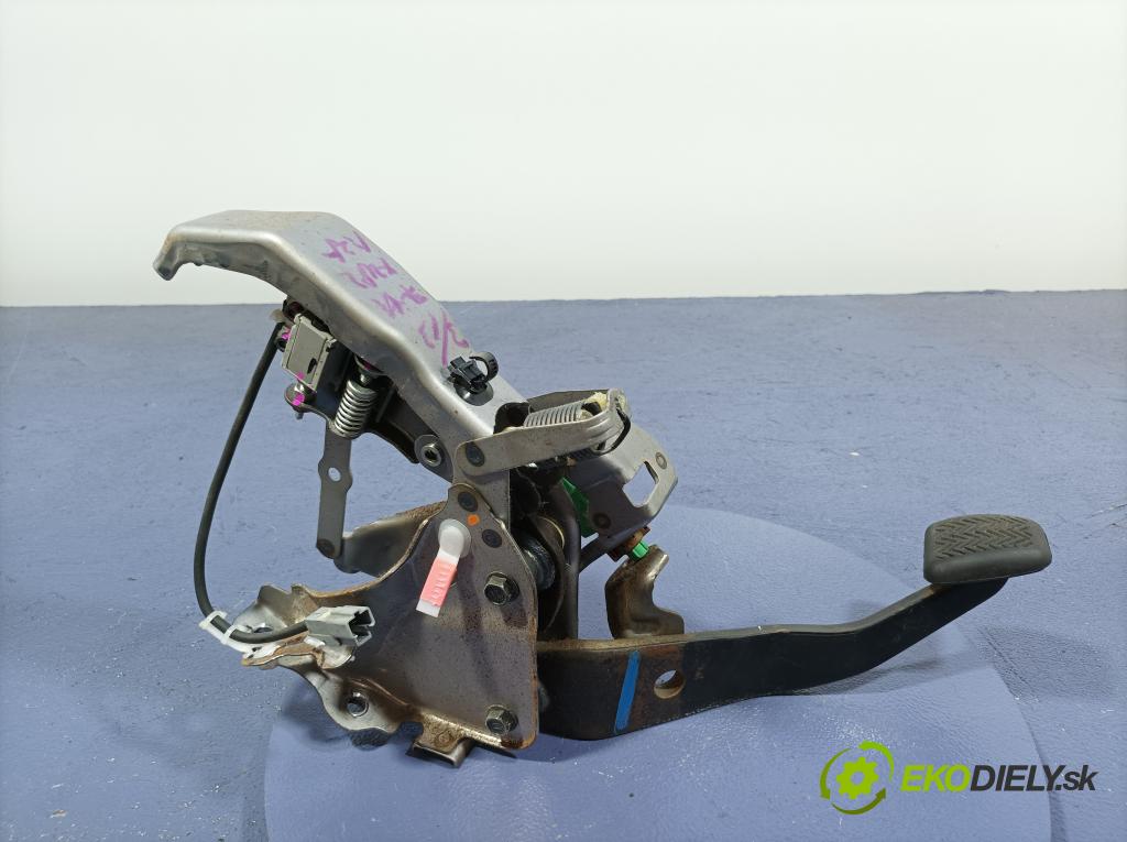 Toyota Rav4 2012 pedále 01