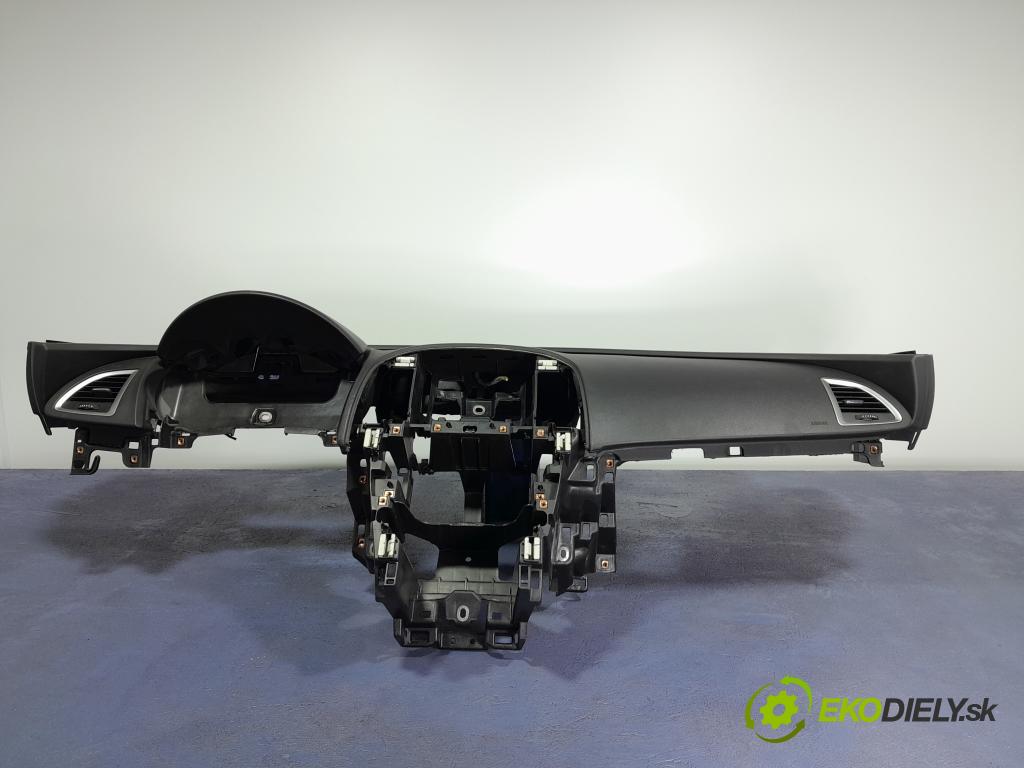 Opel Astra 2013 kokpit,pristrojová doska 01