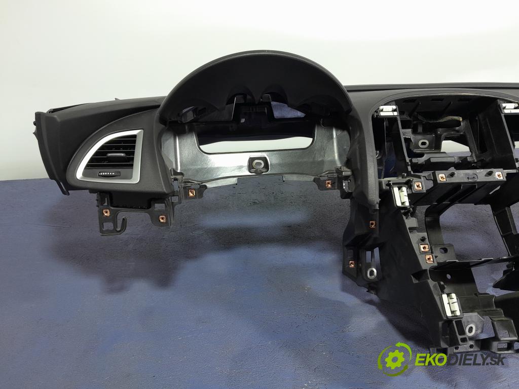 Opel Astra 2013 kokpit,pristrojová doska 01