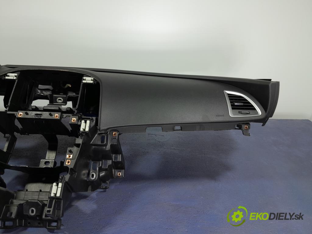 Opel Astra 2013 kokpit,pristrojová doska 01