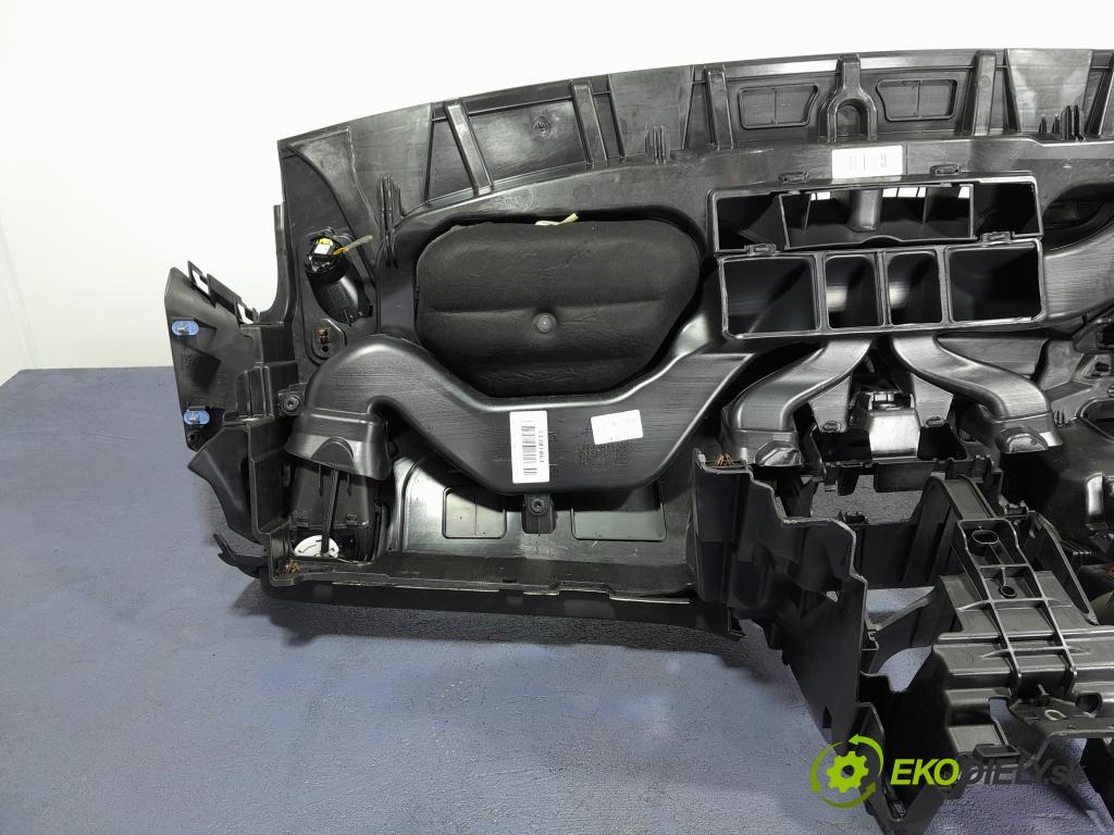 Opel Astra 2013 kokpit,pristrojová doska 01
